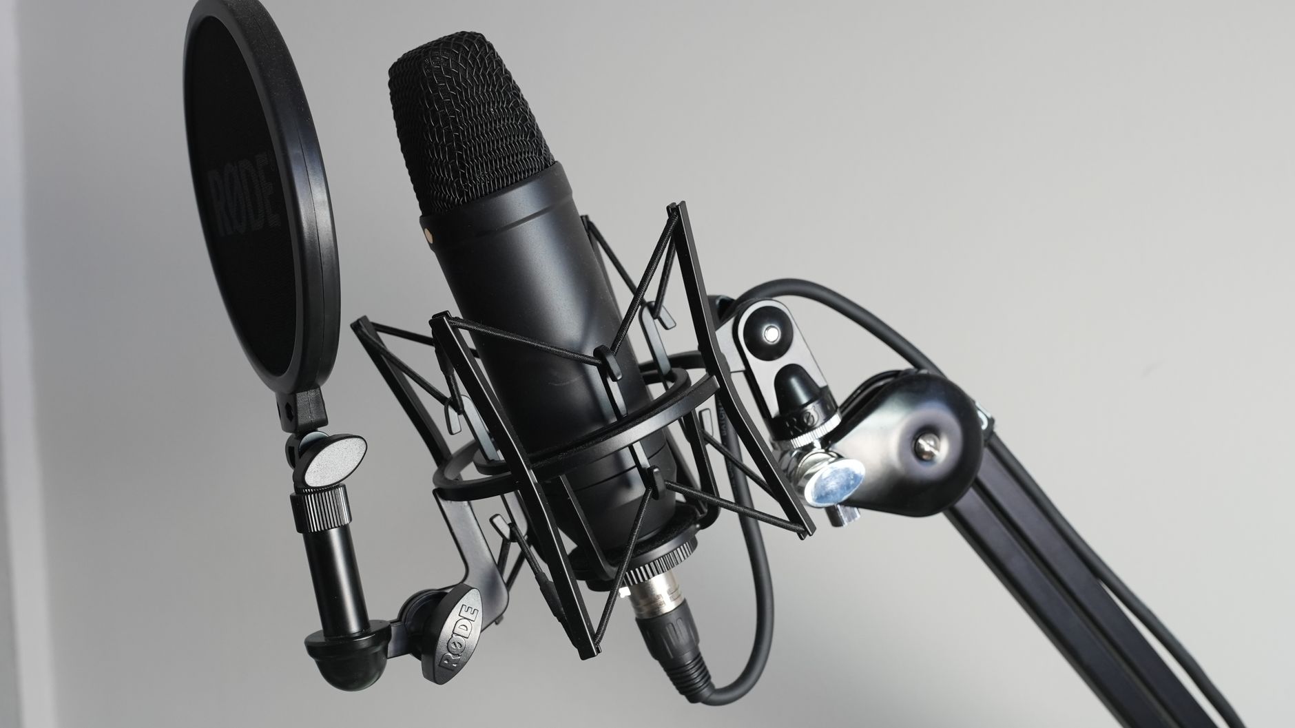 プロ仕様コンデンサーマイクと音響ブース